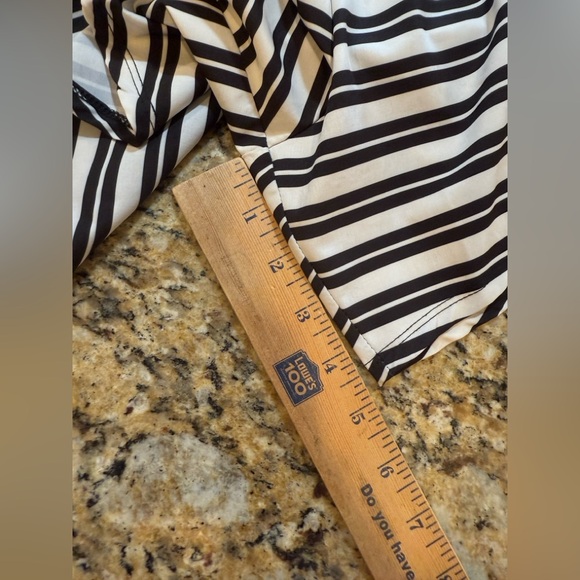 Torrid women’s Black & White Striped crepe 5" Coverup/swim Shorts Plus sz 3 - Picture 9 of 9